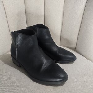 Universal Thread Black Ankle Booties